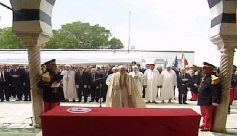 الرئيس التونسي “الباجي قايد السبسي” يوارى الثرى في جو مهيب