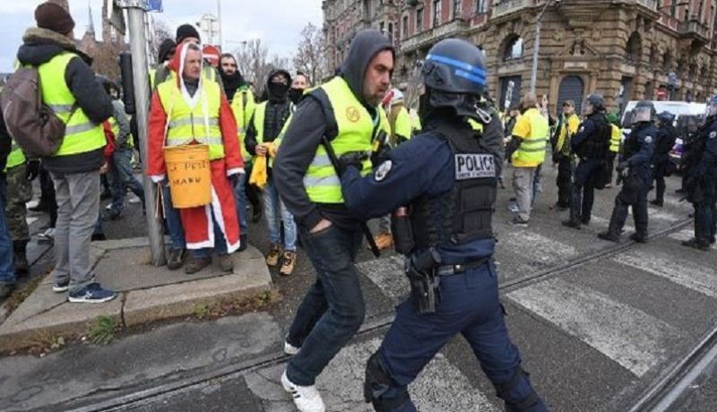 الجيش في مواجهة “السترات الصفراء” بفرنسا واعتقال 31 شخصا