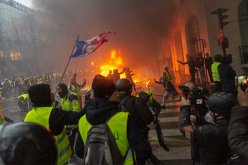 فرنسا تدعو السترات الصفراء لعدم التظاهر يوم السبت