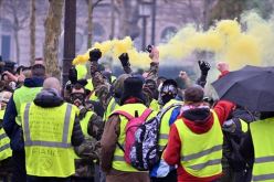 “السترات الصفراء” بشوارع فرنسا مجددا ودعوة لشهر حاسم من الاحتجاجات