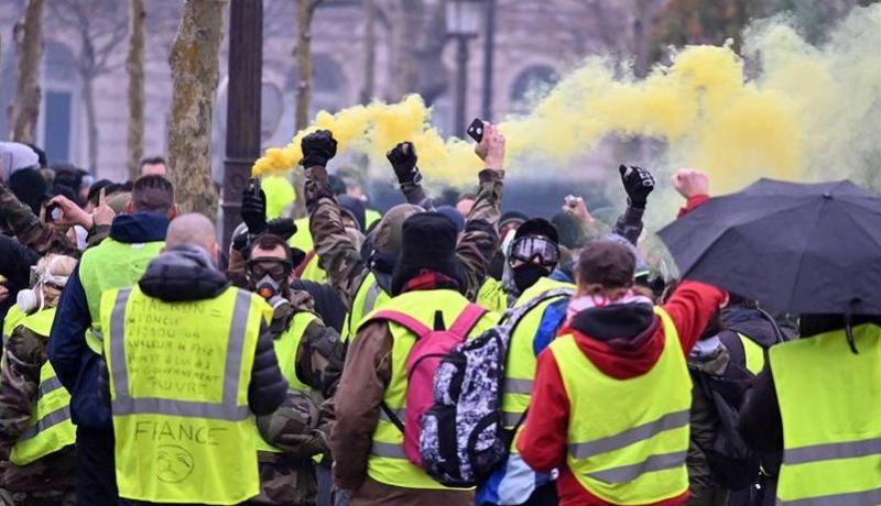 “السترات الصفراء” بشوارع فرنسا مجددا ودعوة لشهر حاسم من الاحتجاجات