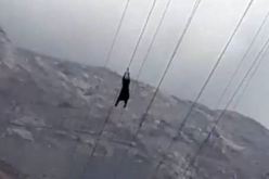 بالفيديو.. فتاة معلقة على “تلفريك” تثير فضول السعوديين!