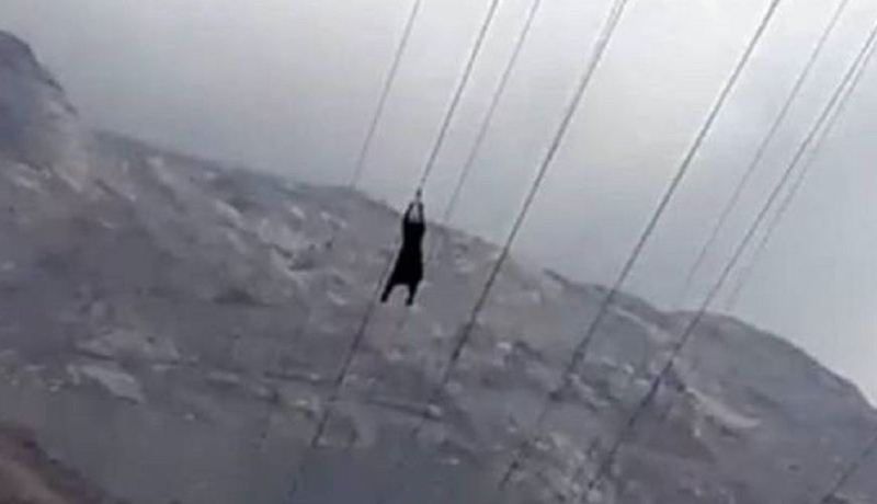 بالفيديو.. فتاة معلقة على “تلفريك” تثير فضول السعوديين!