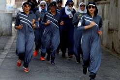 بالصور.. سعوديات بالعباءات الرياضية يمارسن الركض في شوارع جدة