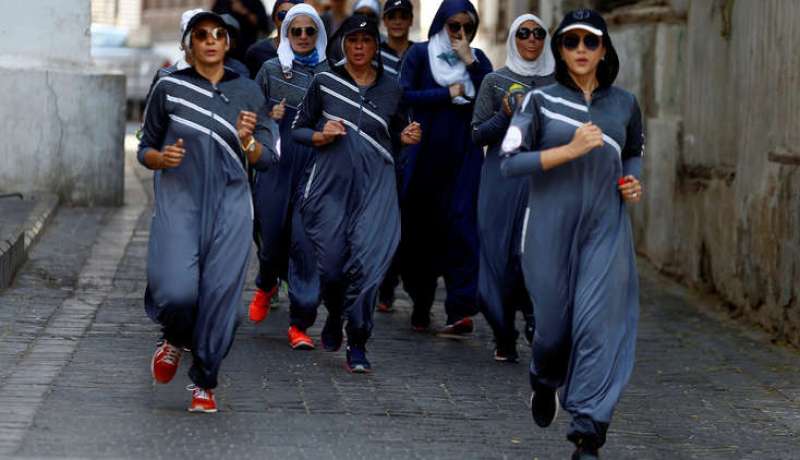 بالصور.. سعوديات بالعباءات الرياضية يمارسن الركض في شوارع جدة