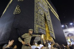 السعودية تضبط حجاجا متنكّرين بملابس نسائية !