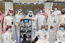 روبوت ذكي يجوب الحرم المكي لتوزيع مياه زمزم