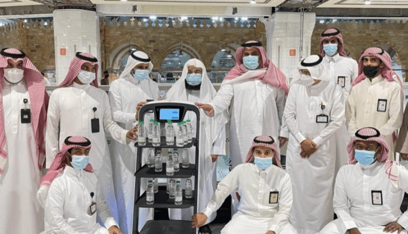 روبوت ذكي يجوب الحرم المكي لتوزيع مياه زمزم