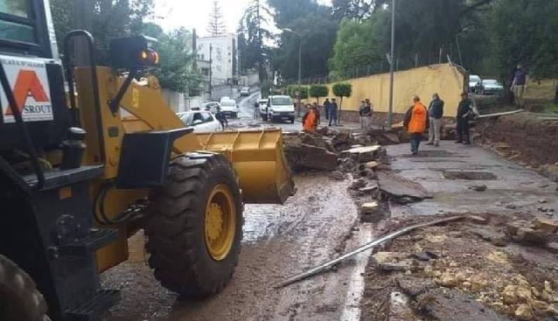 بالصور.. انهيار جدار السفارة الفرنسية بالجزائر