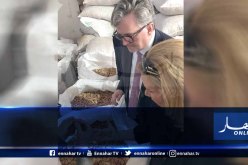 السفير الأمريكي يزور مصنع الفلين بجيجل