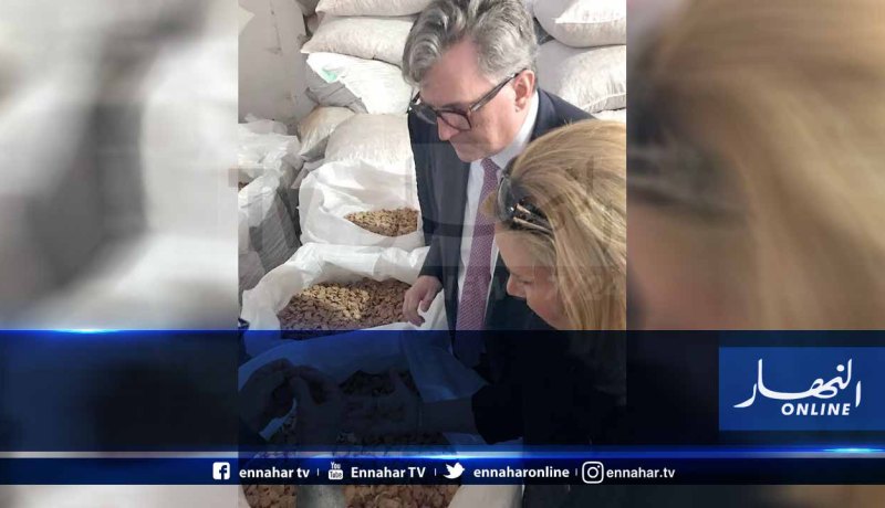 السفير الأمريكي يزور مصنع الفلين بجيجل