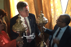 السفير الأمريكي يعجب بأغراض تقليدية جزائرية في زيارته لسكيكدة