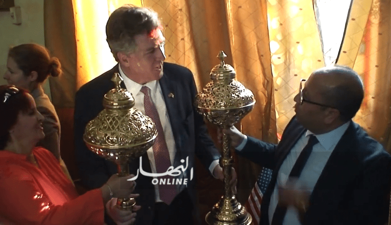 السفير الأمريكي يعجب بأغراض تقليدية جزائرية في زيارته لسكيكدة