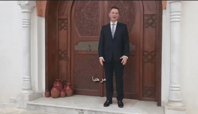 السفير البريطاني الجديد يقدم نفسه للجزائريين بالعربية و الأمازيغية