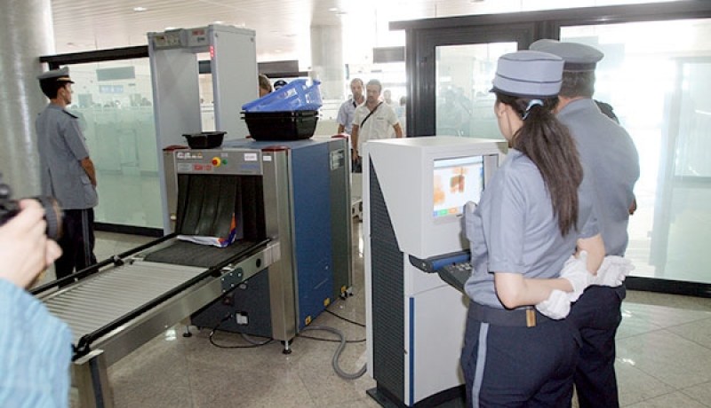 توقيف كاتب ضبط تونسي الجنسية وهو بصدد تهريب رطل “زطلة” بداخل امعائه عبر مطار الجزائر