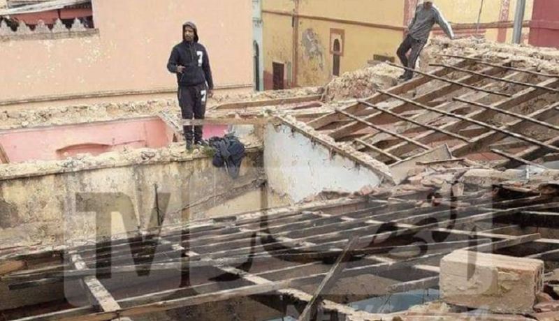 سكان البنايات الهشة بمعسكر يحتجون أمام مقر الدائرة