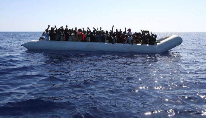 إنقاذ نحو 300 مهاجر قبالة السواحل الليبية