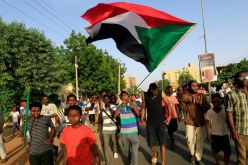 بالفيديو.. مقتل 5 متظاهرين بالرصاص الحي في السودان