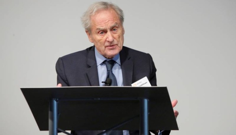 وفاة أحد رواد الصحافة العالمية “هارولد إيفانز”