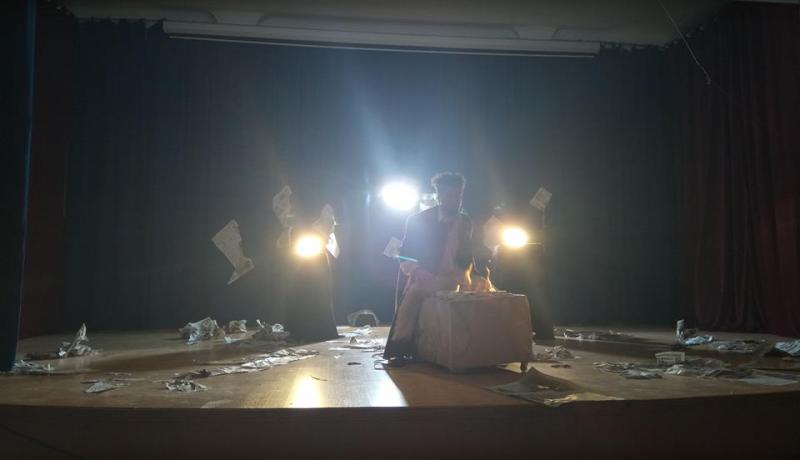 “سراب من الخراب” تستقطب جمهور ركح دار الثقافة في الشلف