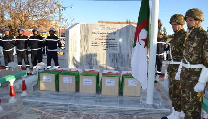 مفرزة من الجيش الوطني الشعبي تشارك في إعادة دفن رفات خمسة من الشهداء الأبرار