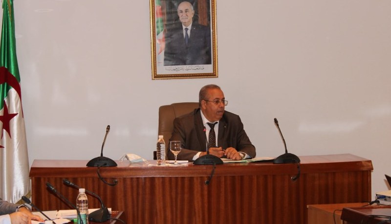 وزير الصناعة يبحث وضعية مجمع إيميتال للحديد والصلب