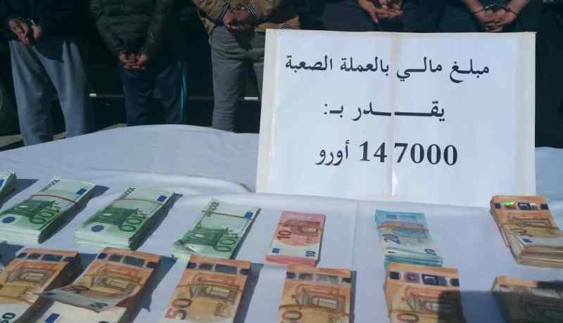 الطارف.. تفكيك شبكة دولية لنقل وتهريب العملة وحجز 147 ألف أورو بالقالة