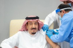 الملك سلمان يتلقى الجرعة الأول للقاح فيروس كورونا