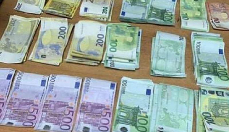 حجز أكثر من 22 ألف أورو بمطار هواري بومدين