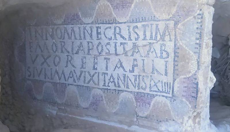 خبراء في الآثار بنقرين في تبسة لنقل اللوحة الفسيفسائية المكتشفة