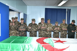 بالصور.. القايد صالح يلقي النظرة الأخيرة على شهداء سقوط الطائرة العسكرية