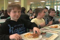 القضاء الفرنسي يقرّ أطعمة بديلة للخنازير في المدارس