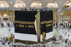 صُور مذهلة لإستبدال كسوة الكعبة المُشرفة