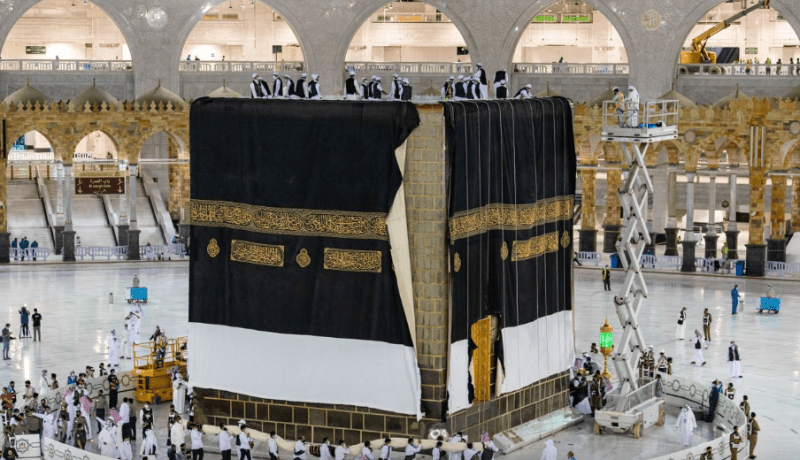 صُور مذهلة لإستبدال كسوة الكعبة المُشرفة