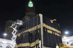 بالفيديو.. تبديل كسوة الكعبة بجديدة مصنوعة من الحرير والذهب