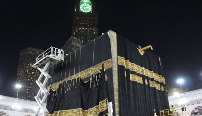 بالفيديو.. تبديل كسوة الكعبة بجديدة مصنوعة من الحرير والذهب