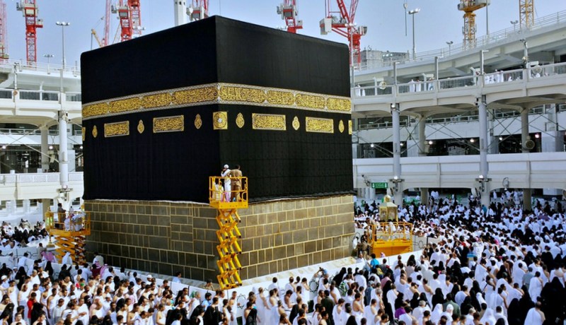 بالصور.. تجهيز كسوة جديدة للكعبة بجيل جديد من الصناع