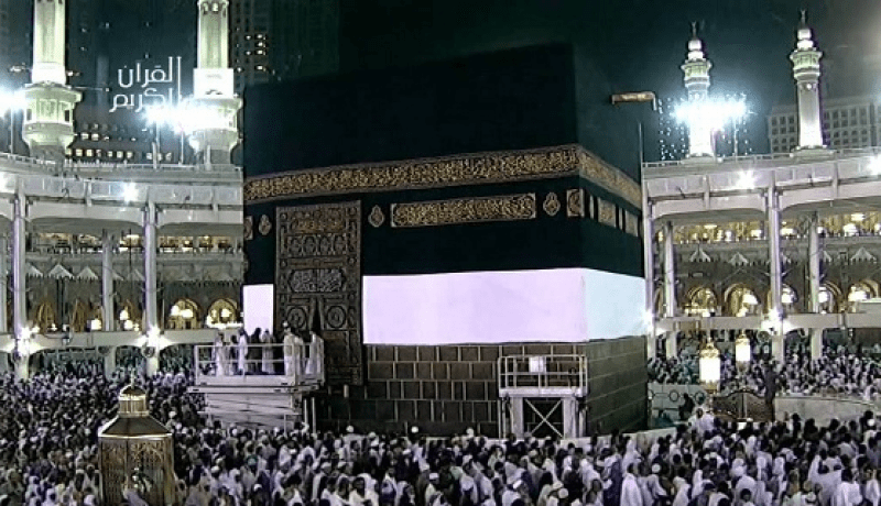 رفع ثوب الكعبة استعدادا للحجّ
