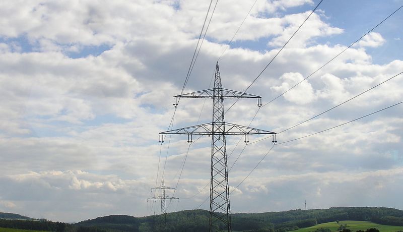 بالفيديو.. سائح يتعلّق بالكوابل الهوائية هربا من فاتورة الفندق