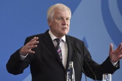 وزير الداخلية الألماني يقدم إستقالته