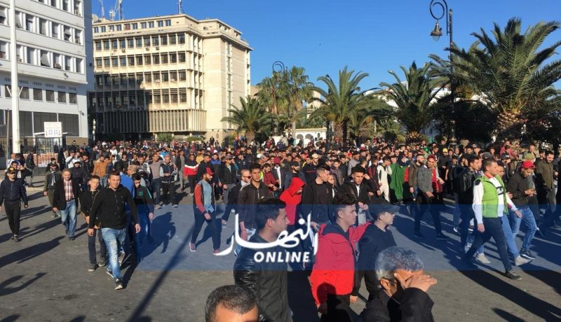 المتظاهرون يتفرقون من أمام قصر الشعب بالعاصمة