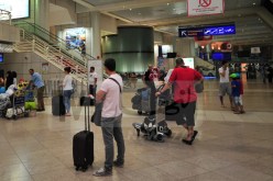 المطار الدولي.. سارق أمتعة المسافرين في قبضة الأمن