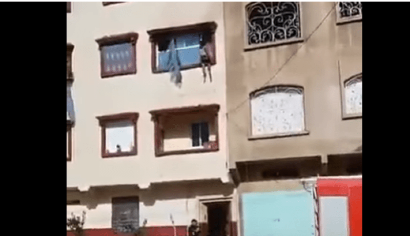 بالصور.. أم ترمي ابنتها من الطّابق الثّاني وتنتحر حرقا!