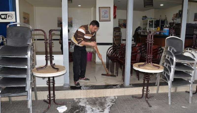 سعيدة: إزاحة الكراسي والطاولات داخل وخارج المقاهي وقاعات الشاي