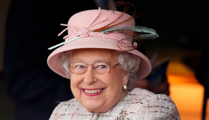 هذا ما فعلته الملكة اليزابيت لطباخ نسى حشرة ميتة في طبقها