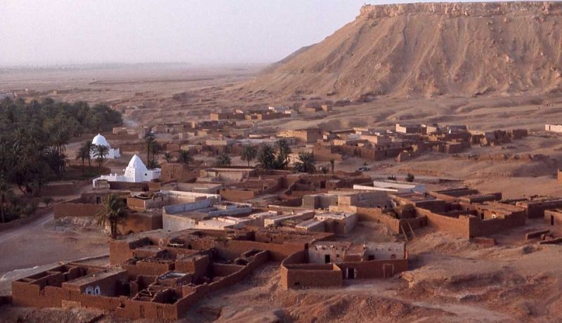 رؤساء بلديات المنيعة وحاسي القارة ومنتخبون يهددون بالإستقالة الجماعية بسبب التشغيل