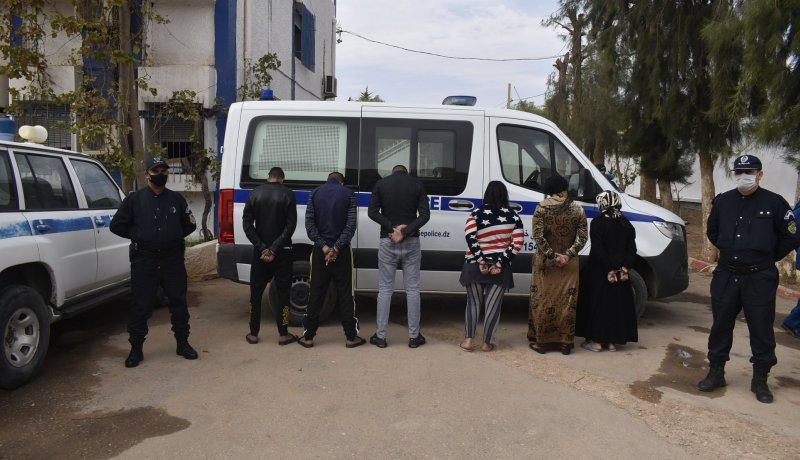 أمن النعامة يوقف 6 أشخاص بتهمة إنشاء محل للفسق والدعارة