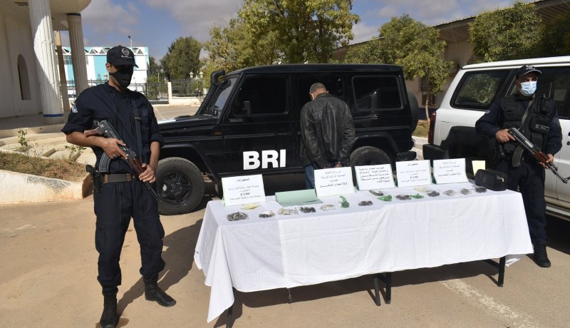 النعامة: توقيف شخص يهرب أحجار ومعادن سماوية ثمينة ونيازك