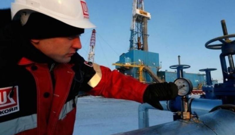 روسيا تخفض إنتاجها من النفط إلى 11.24 مليون برميل يوميا