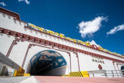 افتتاح أعلى نفق طريق سريع في العالم في منطقة التبت الصينية  